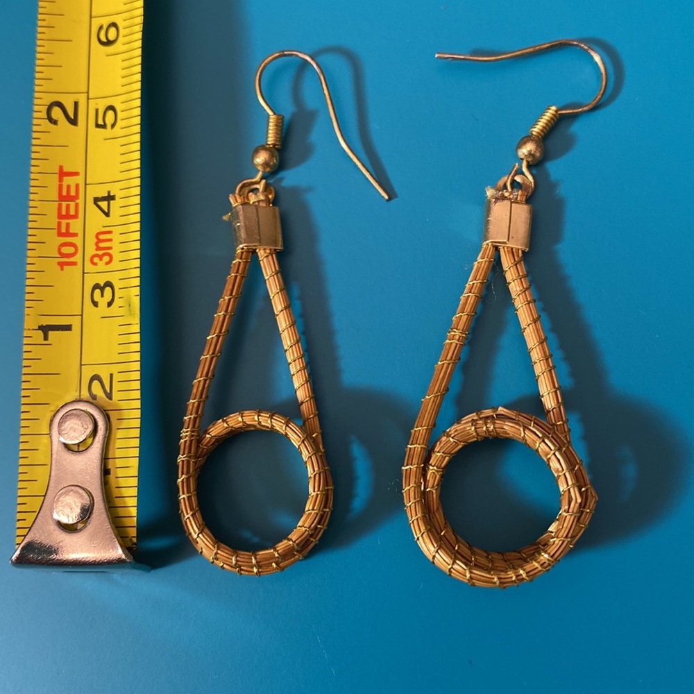 Gold twisted loop earrings - Picture 3 of 3